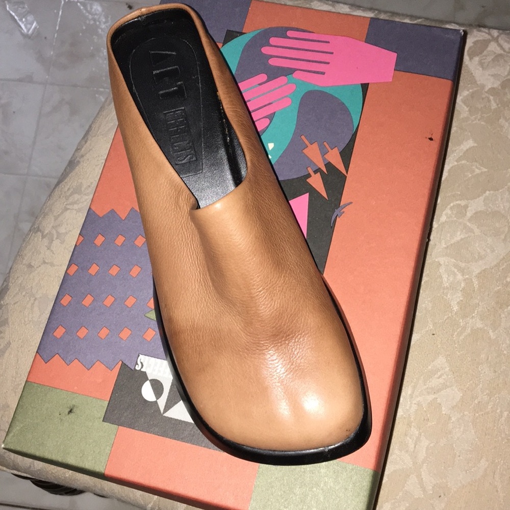 Carmel Colored Leather Shoes by Art Effects. Size 8 & 9